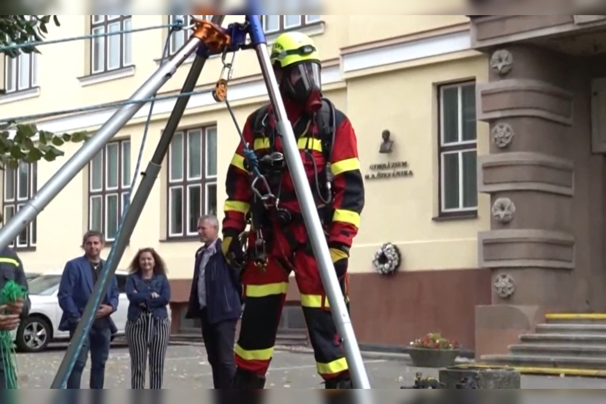 FOTO: Gymnázium v Novom Meste má pri vchode historickú studňu bez vody, foto 4