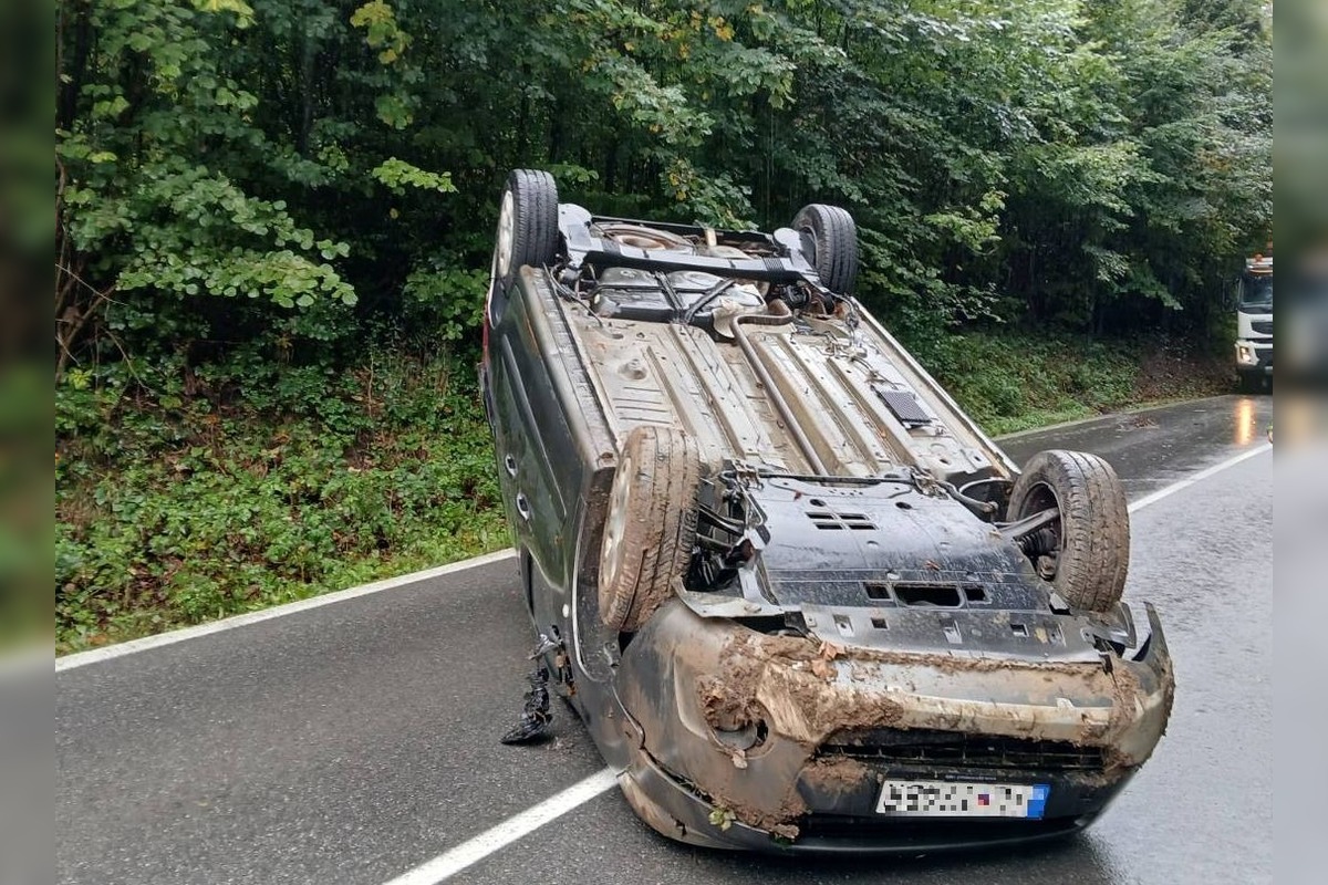 FOTO: Pri Ilave sa auto prevrátilo na strechu, posádka vyviazla bez zranení, foto 1