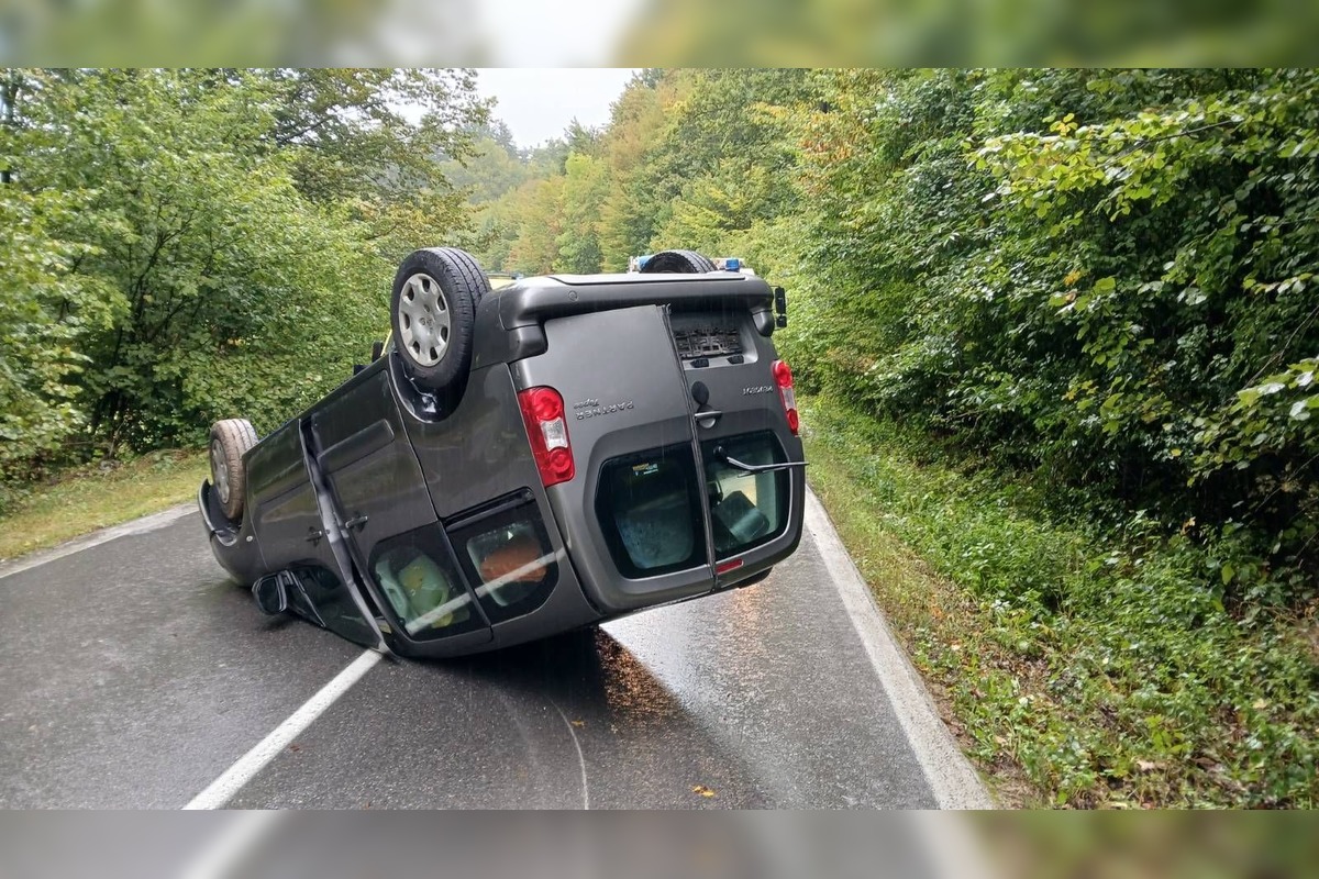 FOTO: Pri Ilave sa auto prevrátilo na strechu, posádka vyviazla bez zranení, foto 2