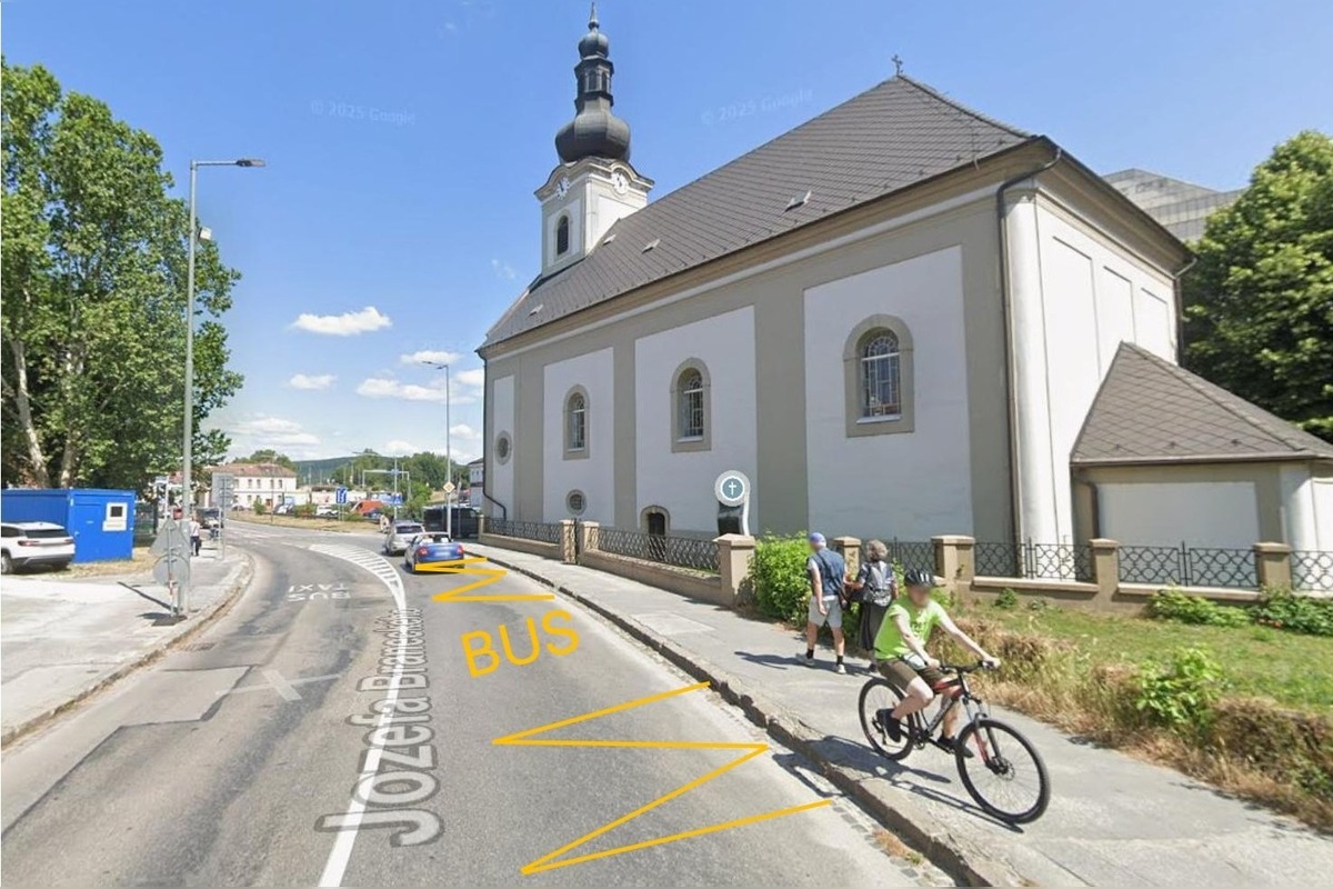 FOTO: Z Braneckého ulice v Trenčíne zmizne stará zastávka, nahradí ju nová s „ekostrešou“, foto 1