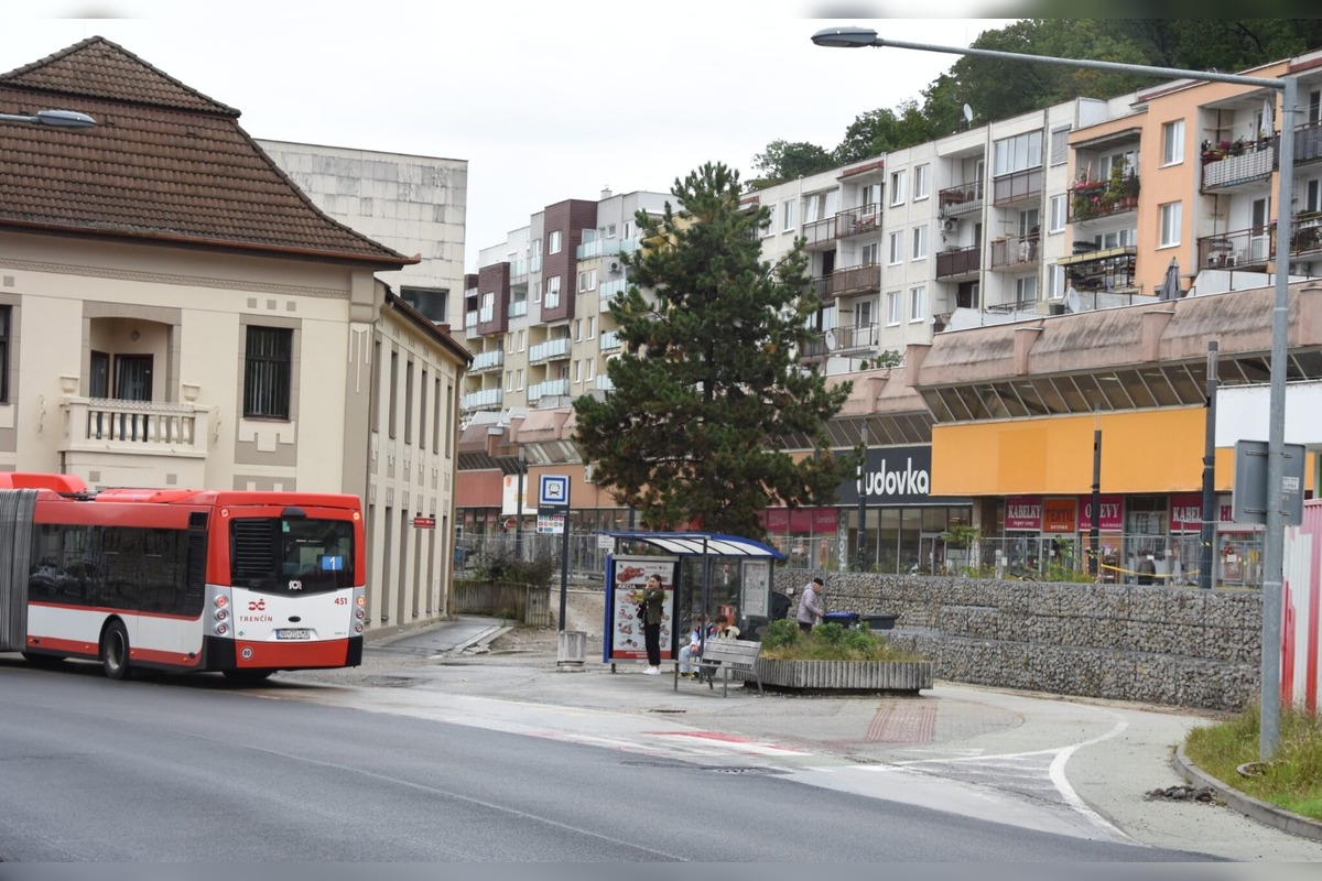 FOTO: Z Braneckého ulice v Trenčíne zmizne stará zastávka, nahradí ju nová s „ekostrešou“, foto 3