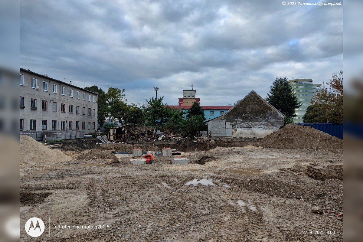 FOTO: Na Malinovského ulici v Novom Meste nad Váhom vyrastá nová čerpacia stanica, miestni diskutujú o jej zmysle, foto 1