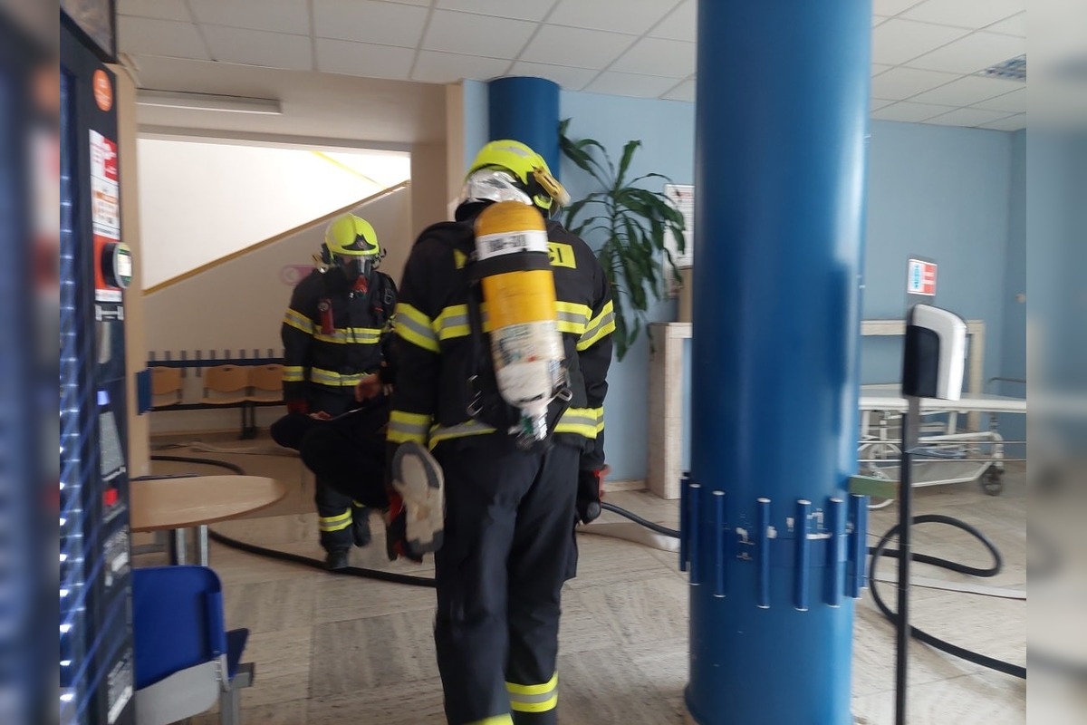 FOTO: V handlovskej nemocnici prebieha nácvik evakuácie lôžkovej časti za účasti všetkých záchranných zložiek, foto 1