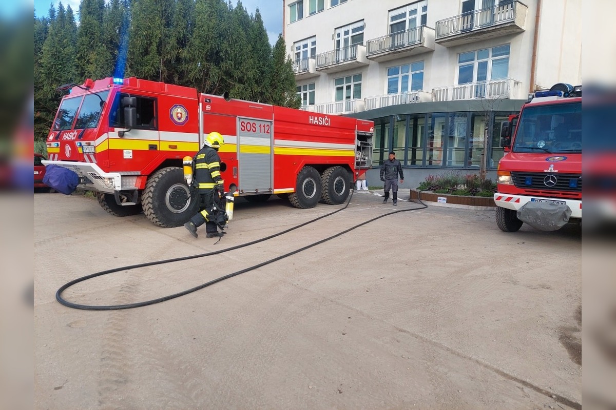 FOTO: V handlovskej nemocnici prebieha nácvik evakuácie lôžkovej časti za účasti všetkých záchranných zložiek, foto 2