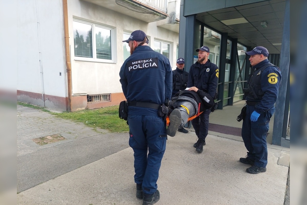 FOTO: V handlovskej nemocnici prebieha nácvik evakuácie lôžkovej časti za účasti všetkých záchranných zložiek, foto 3