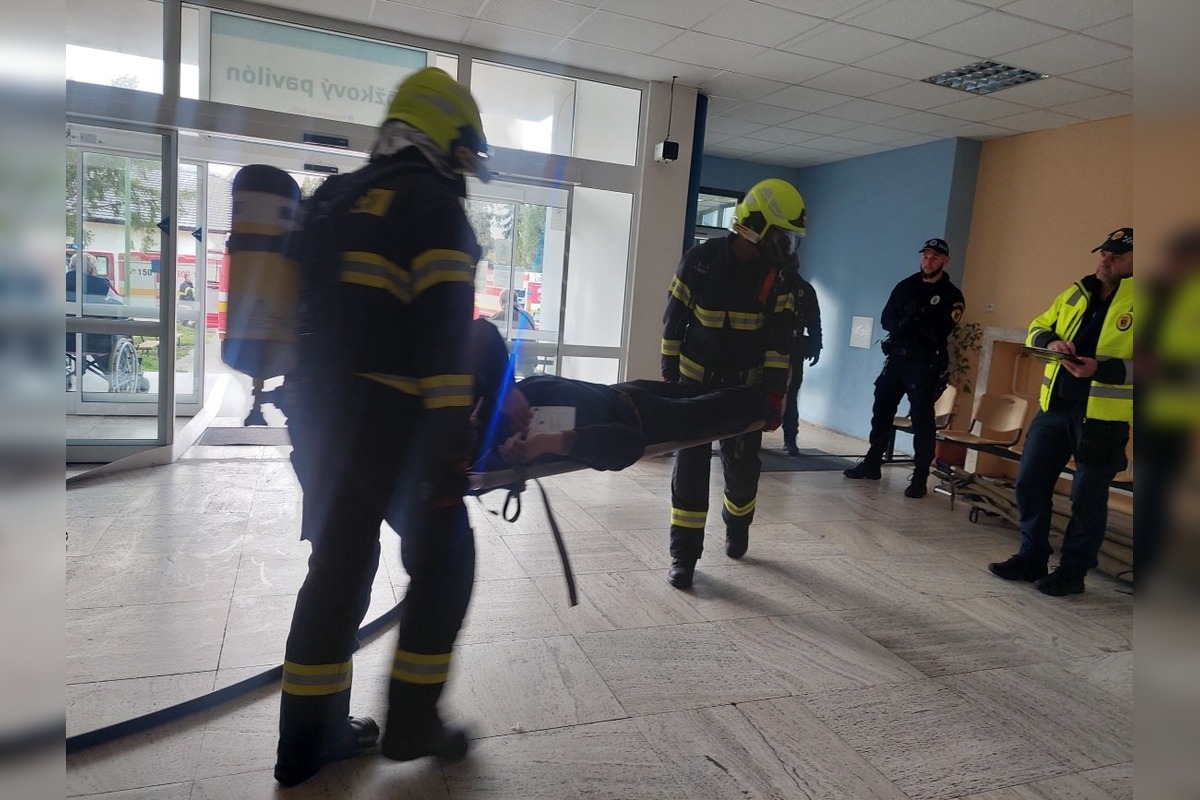 FOTO: V handlovskej nemocnici prebieha nácvik evakuácie lôžkovej časti za účasti všetkých záchranných zložiek, foto 5