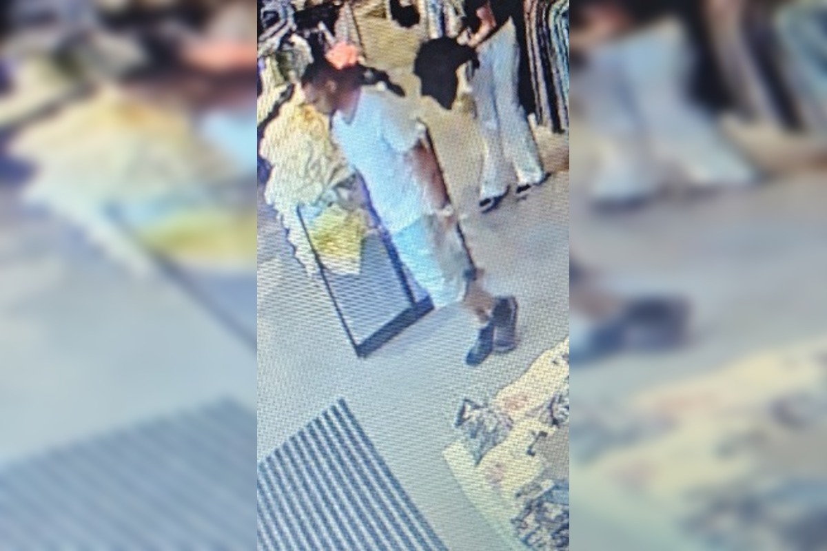 FOTO: Polícia z Trenčína hľadá muža zo záberov, prosí verejnosť o pomoc, foto 1