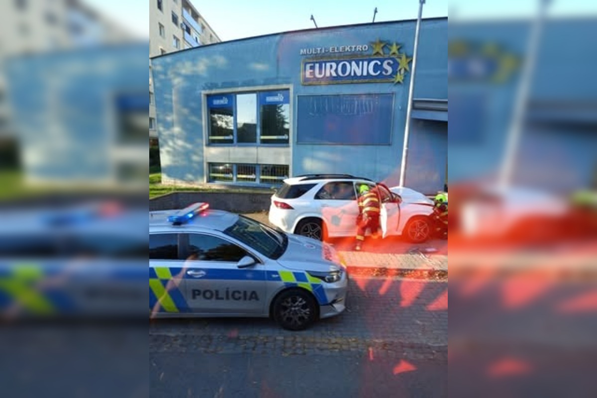 FOTO: Opitý senior za volantom Mercedesu narobil v Prievidzi veľké škody, foto 1