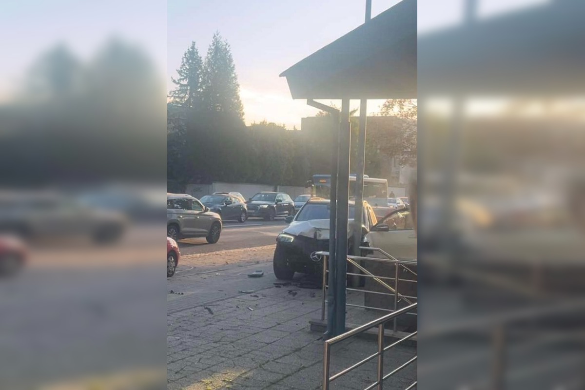 FOTO: Opitý senior za volantom Mercedesu narobil v Prievidzi veľké škody, foto 2