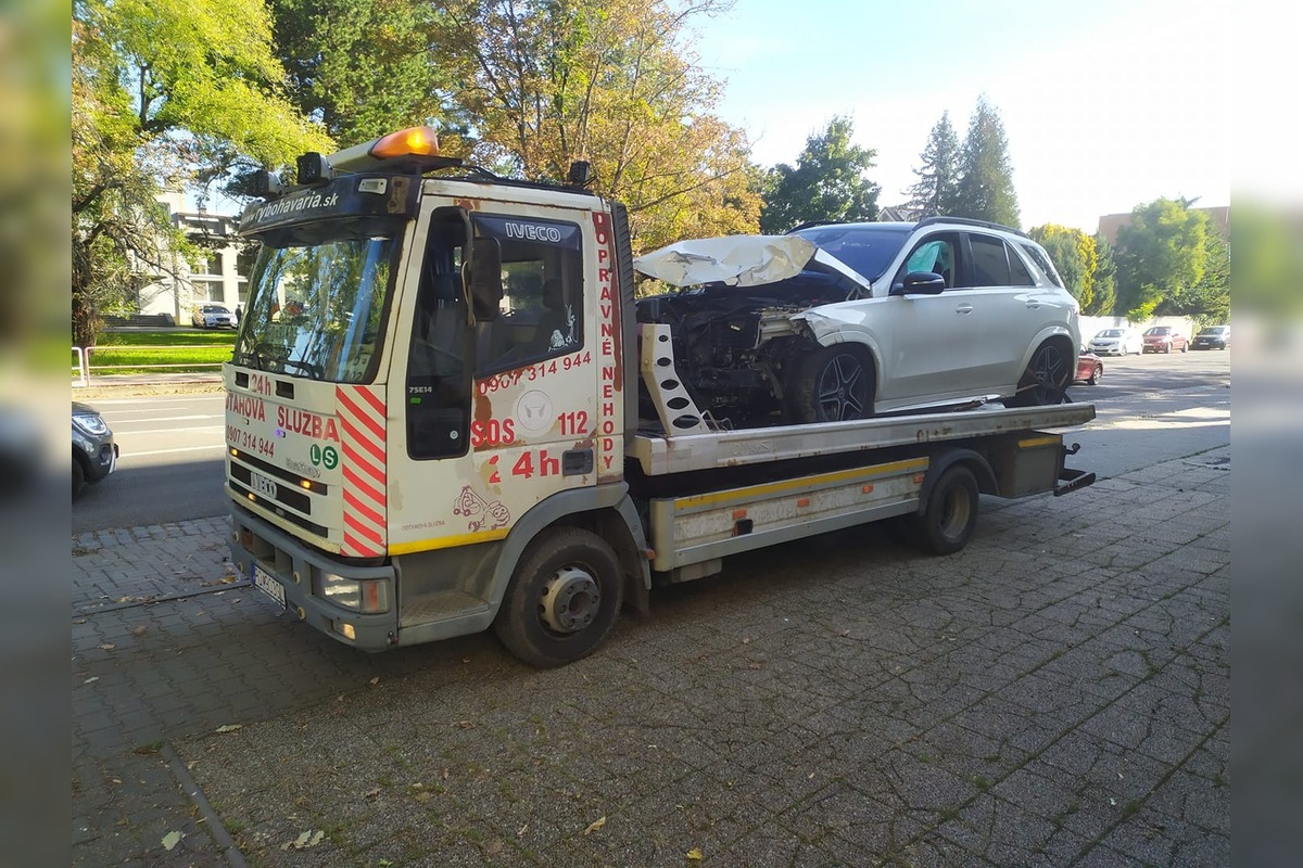 FOTO: Opitý senior za volantom Mercedesu narobil v Prievidzi veľké škody, foto 4