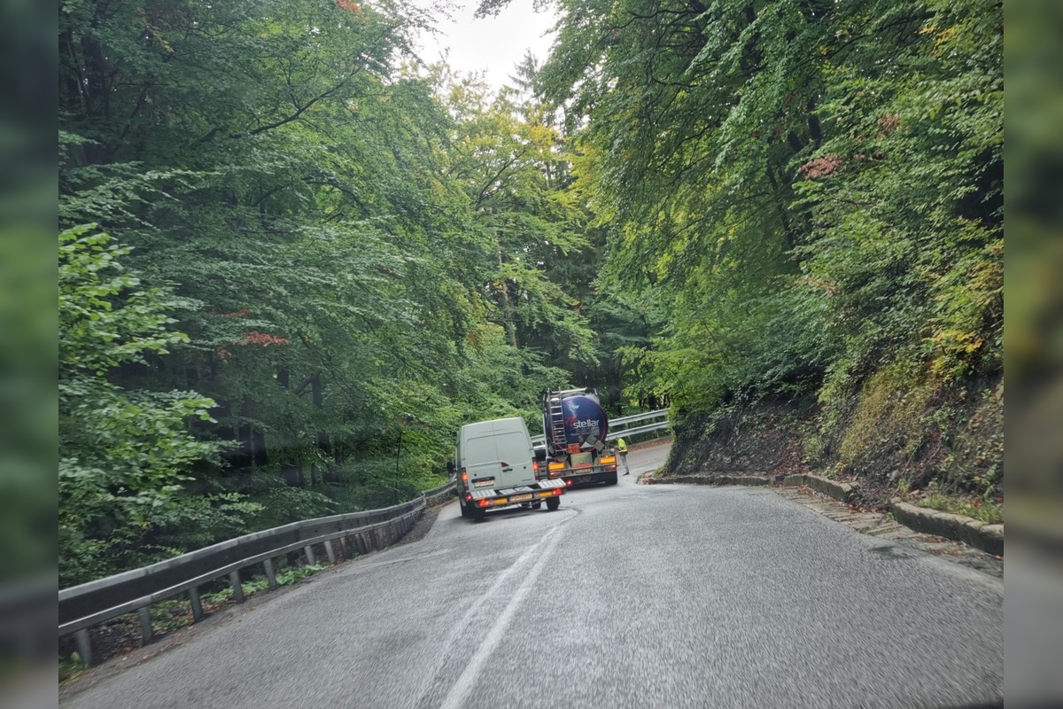 FOTO: Smerom od Prievidze na Kľak stojí v strede cesty cisterna, úsekom momentálne neprejdete, foto 3