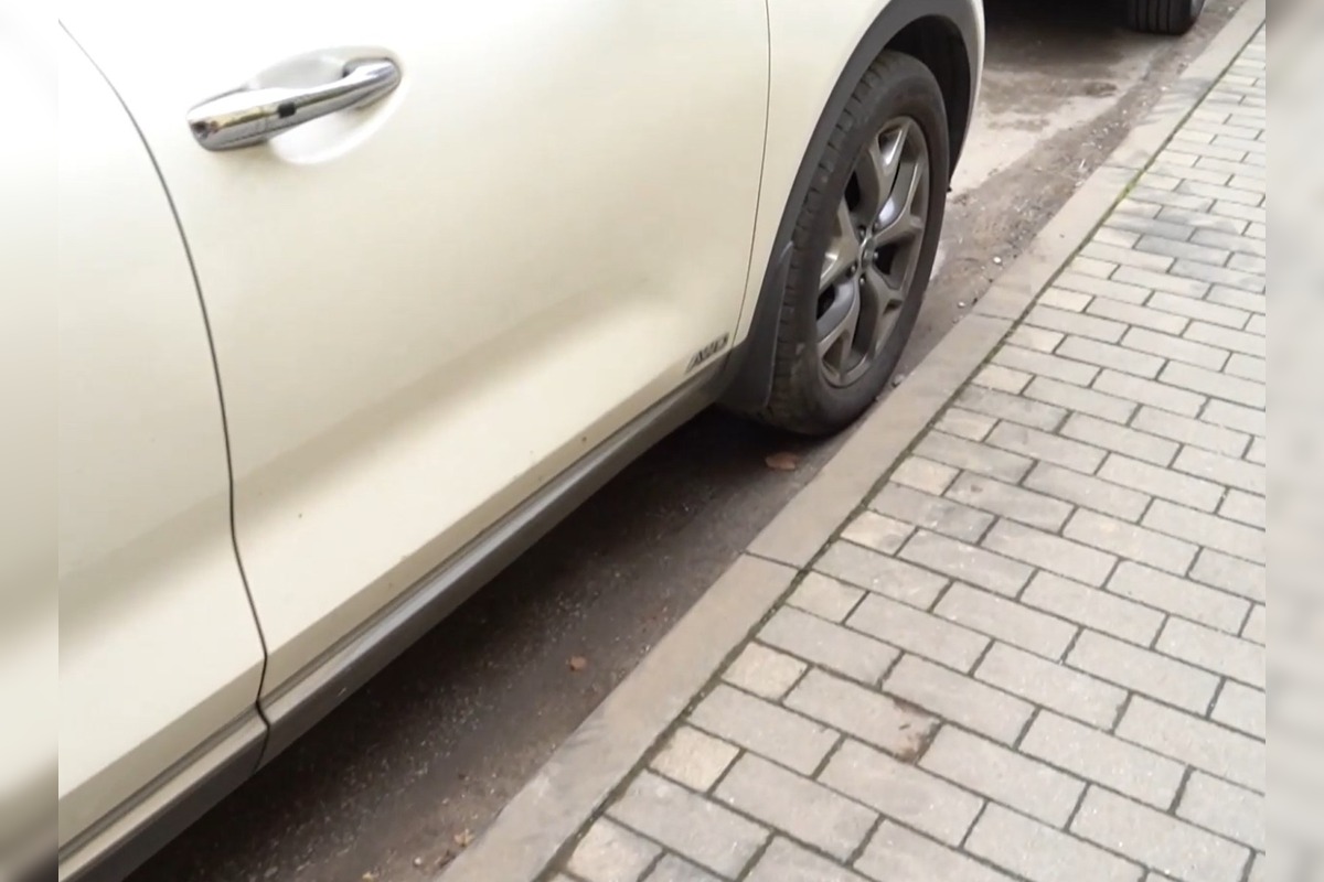 FOTO: V Trenčíne vyčíňajú vandali, v noci uvoľňujú skrutky na autách , foto 2