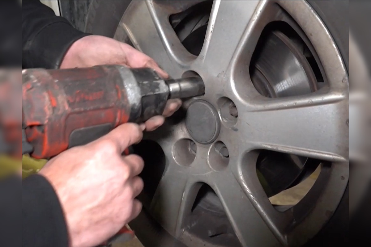 FOTO: V Trenčíne vyčíňajú vandali, v noci uvoľňujú skrutky na autách , foto 3