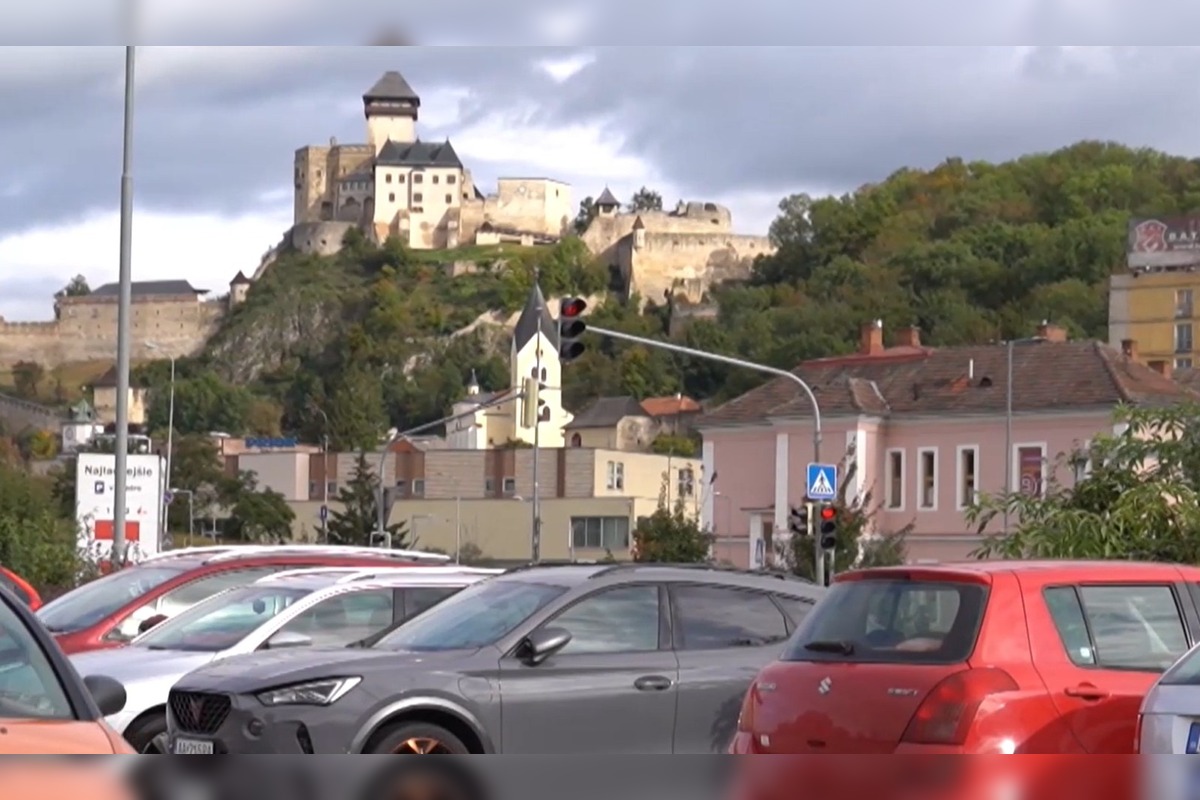 FOTO: V Trenčíne vyčíňajú vandali, v noci uvoľňujú skrutky na autách , foto 4