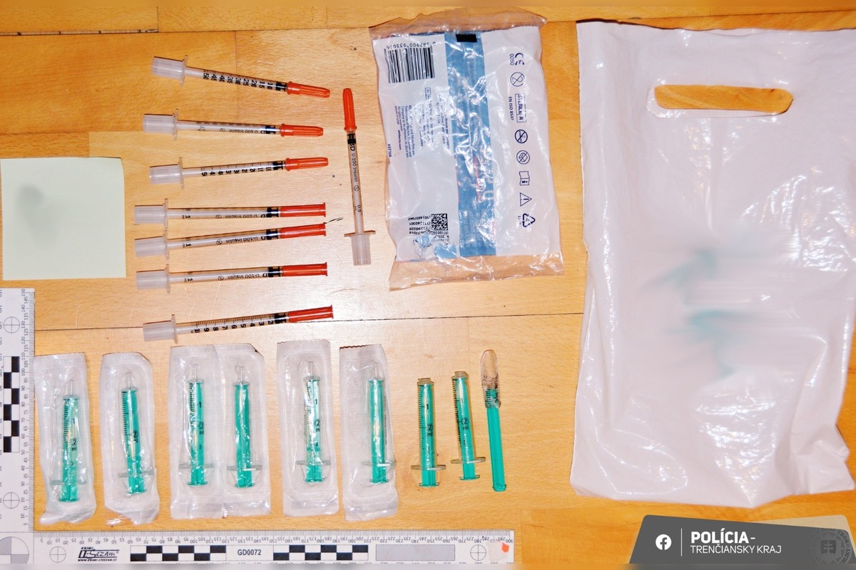 FOTO: Policajti v Trenčianskom kraji zadržali štyroch podozrivých z drogovej trestnej činnosti, foto 4