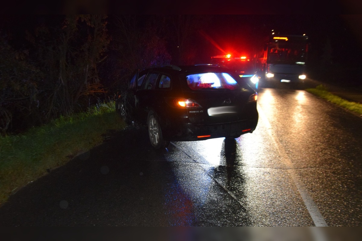FOTO: Nebezpečná jazda v Beluši. Vodič pod vplyvom alkoholu narazil do iného auta, ktoré šoféroval mladík, foto 1