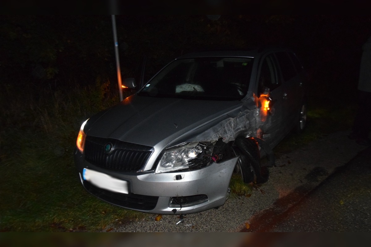 FOTO: Nebezpečná jazda v Beluši. Vodič pod vplyvom alkoholu narazil do iného auta, ktoré šoféroval mladík, foto 2