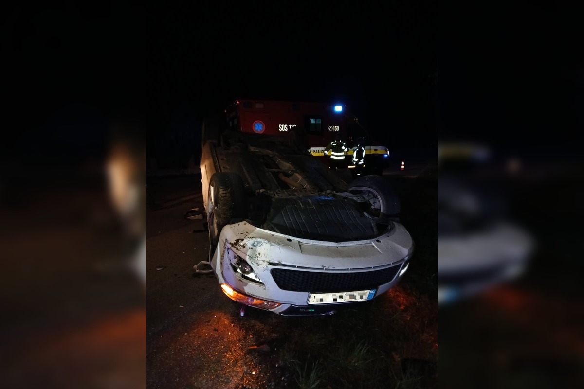 FOTO: Nočná nehoda v Hornej Súči, auto skončilo na streche, zasahovali hasiči aj záchranári, foto 1