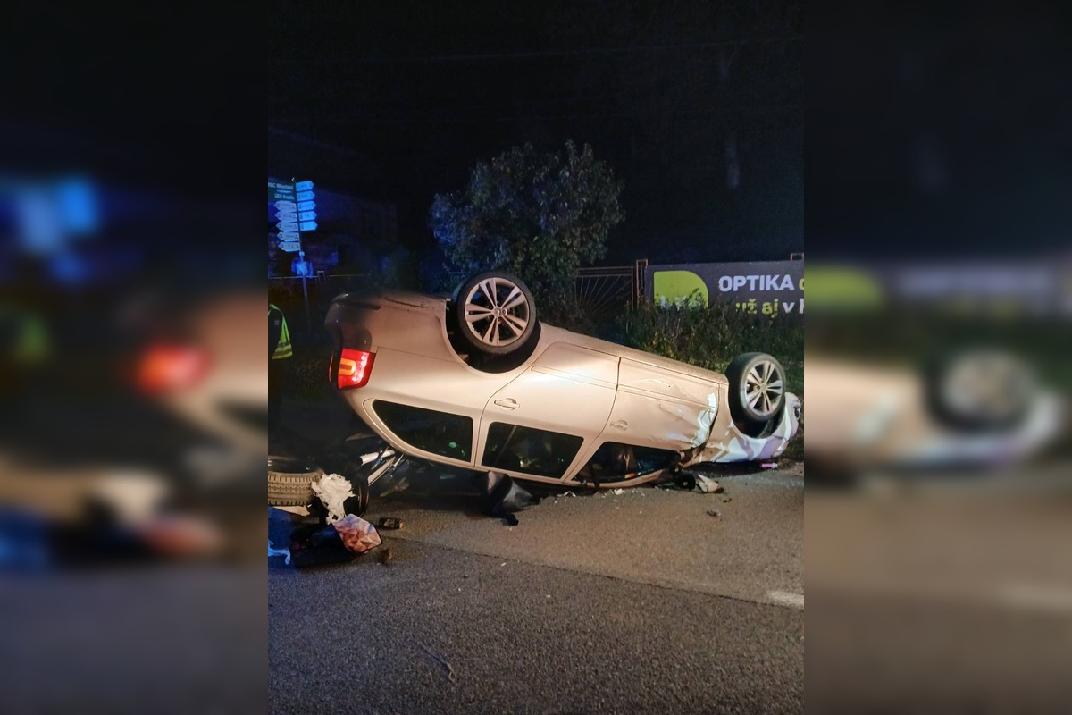 FOTO: Nočná nehoda v Hornej Súči, auto skončilo na streche, zasahovali hasiči aj záchranári, foto 2