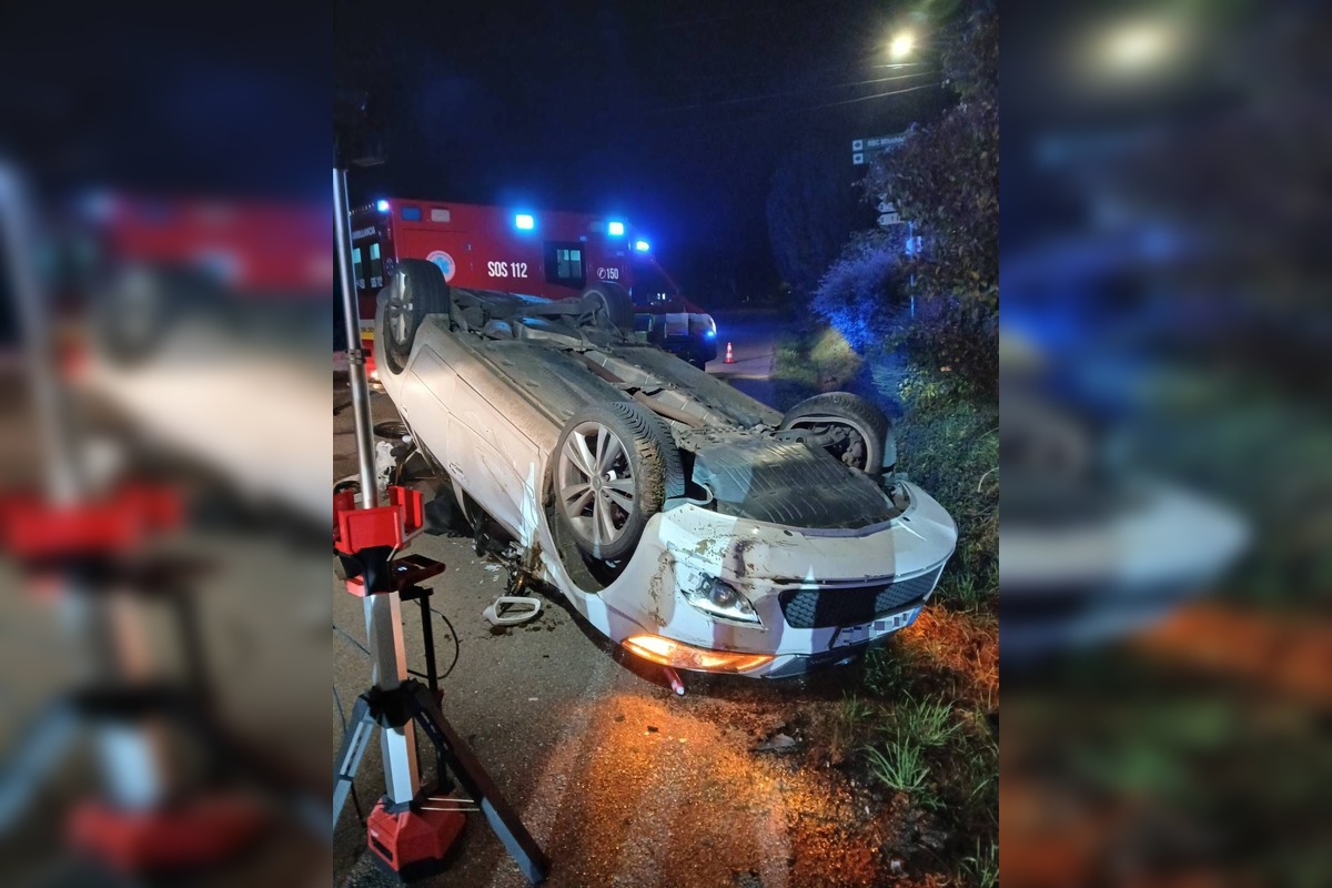 FOTO: Nočná nehoda v Hornej Súči, auto skončilo na streche, zasahovali hasiči aj záchranári, foto 3