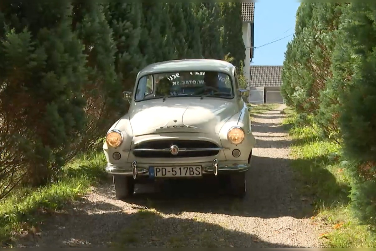 FOTO: Minulosť na štyroch kolesách, handlovskí manželia renovujú veterány a kočíky, foto 2