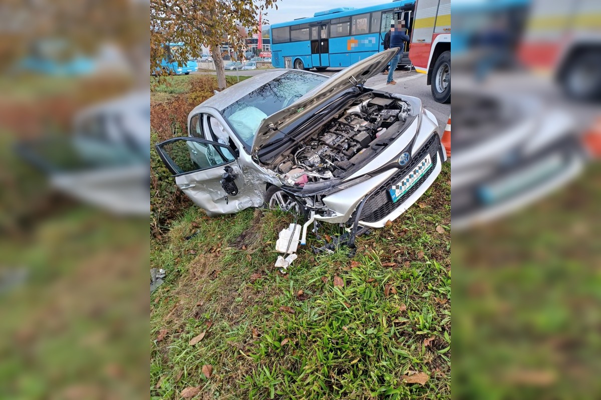 FOTO: Zrážka v križovatke v Bánovciach nad Bebravou: auto skončilo v priekope, zasahovali hasiči, foto 1