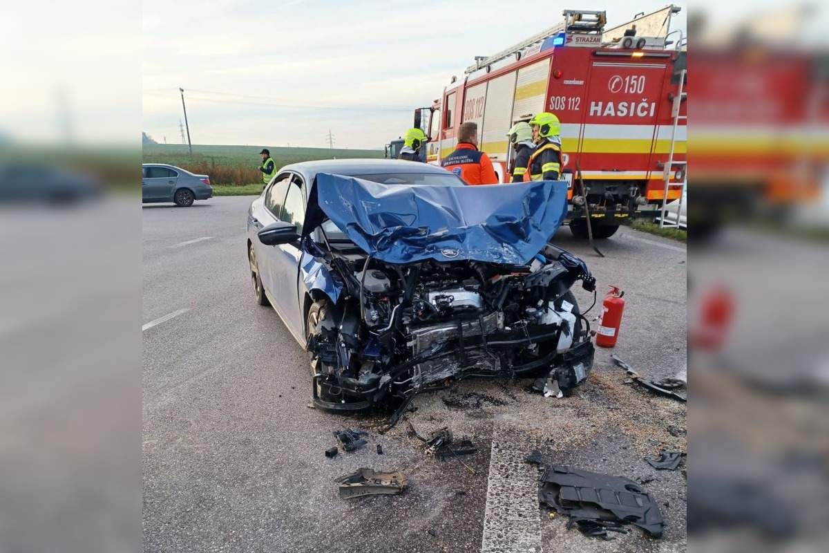 FOTO: Zrážka v križovatke v Bánovciach nad Bebravou: auto skončilo v priekope, zasahovali hasiči, foto 2