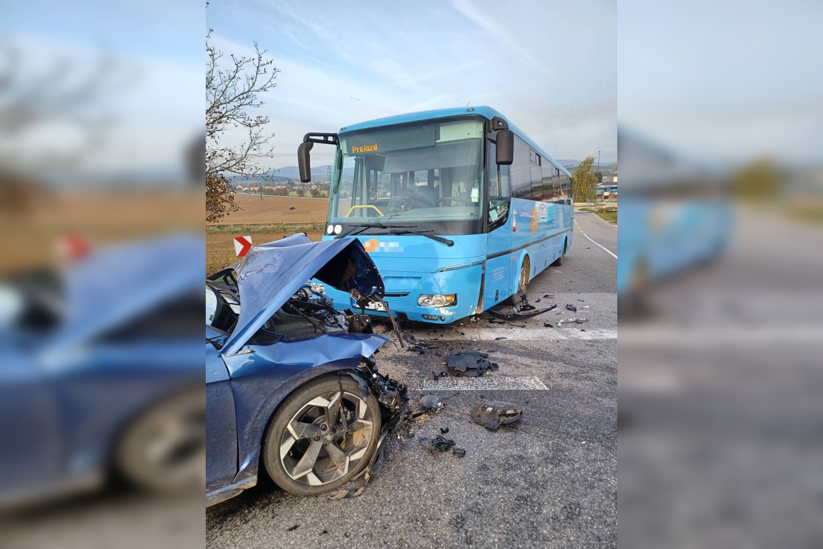 FOTO: Zrážka v križovatke v Bánovciach nad Bebravou: auto skončilo v priekope, zasahovali hasiči, foto 3