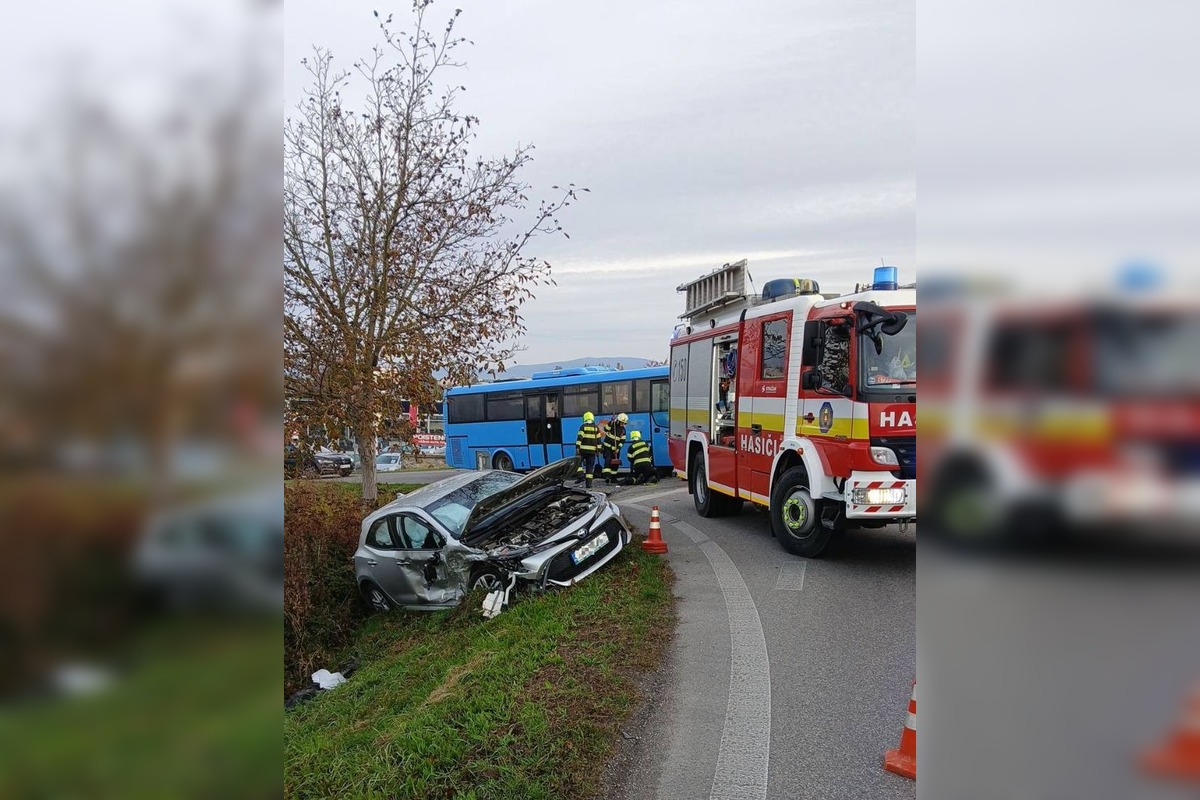 FOTO: Zrážka v križovatke v Bánovciach nad Bebravou: auto skončilo v priekope, zasahovali hasiči, foto 4