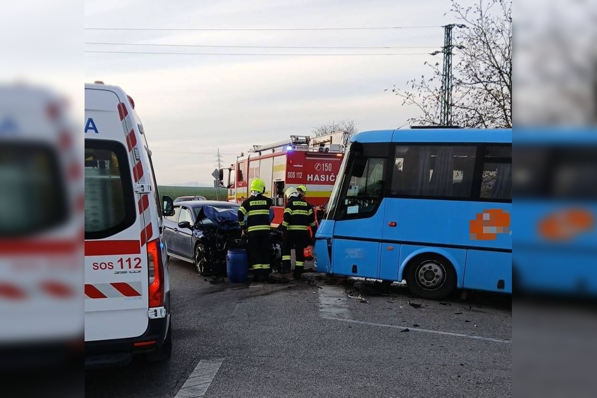 FOTO: Zrážka v križovatke v Bánovciach nad Bebravou: auto skončilo v priekope, zasahovali hasiči, foto 5