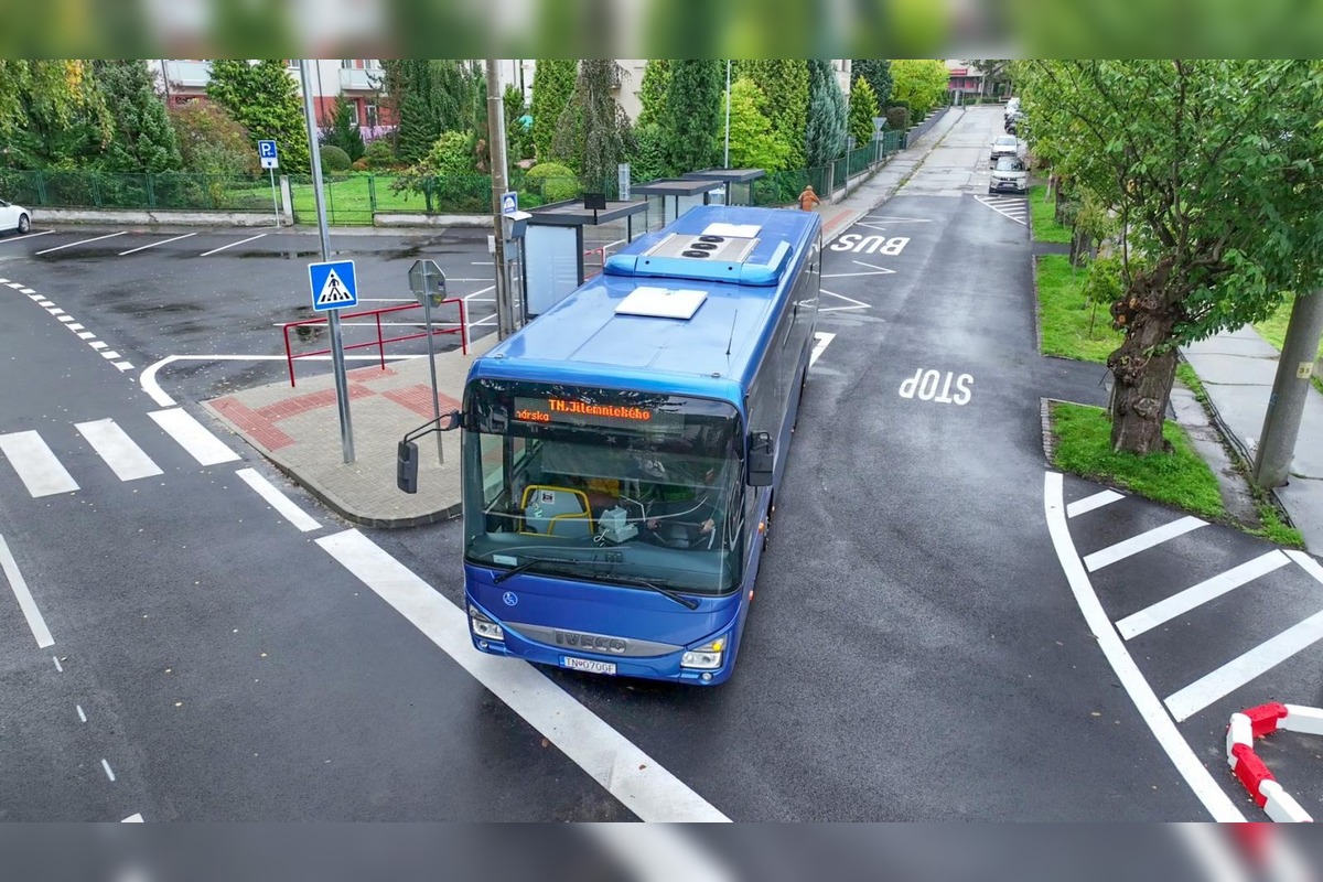 FOTO: Trenčianske Teplice majú nové autobusové nástupište, stavbárom sa ho podarilo dokončiť skôr, foto 1