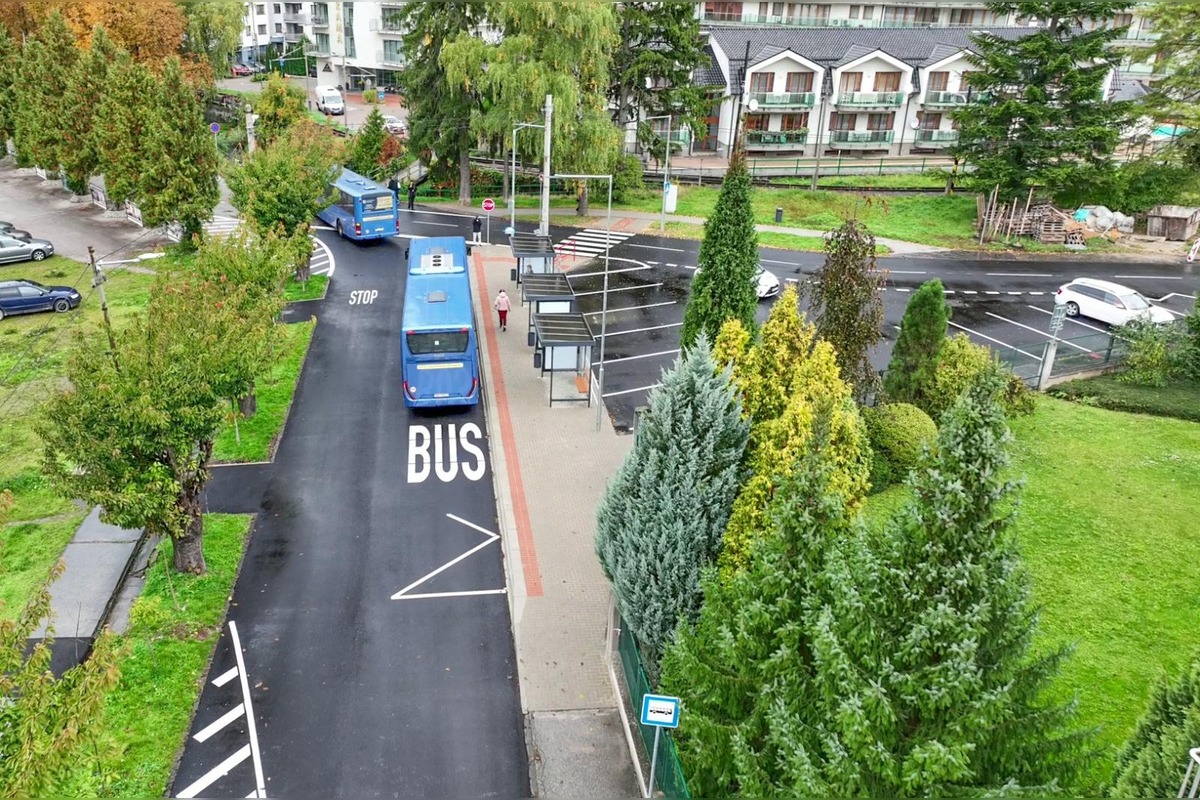 FOTO: Trenčianske Teplice majú nové autobusové nástupište, stavbárom sa ho podarilo dokončiť skôr, foto 3