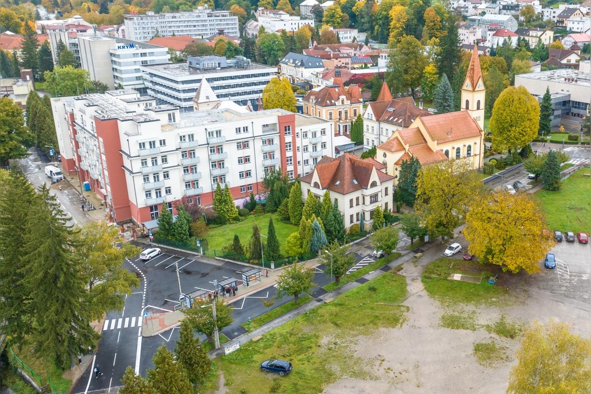 FOTO: Trenčianske Teplice majú nové autobusové nástupište, stavbárom sa ho podarilo dokončiť skôr, foto 4