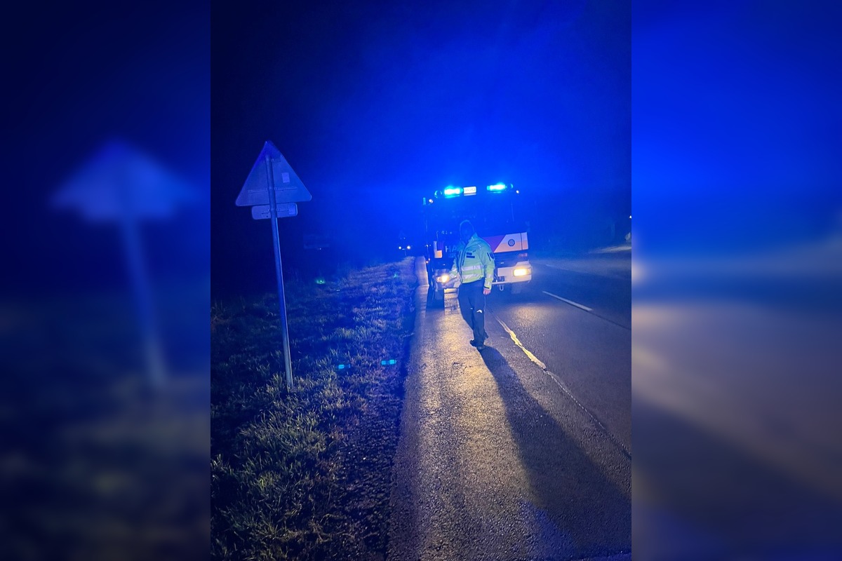 FOTO: Vodička pri Nedožeroch-Brezanoch utrpela zranenia po zrážke dvoch áut, pomohli jej dobrovoľní hasiči, foto 2