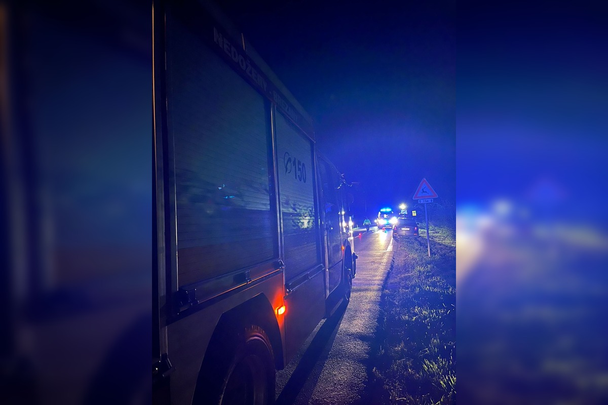 FOTO: Vodička pri Nedožeroch-Brezanoch utrpela zranenia po zrážke dvoch áut, pomohli jej dobrovoľní hasiči, foto 3