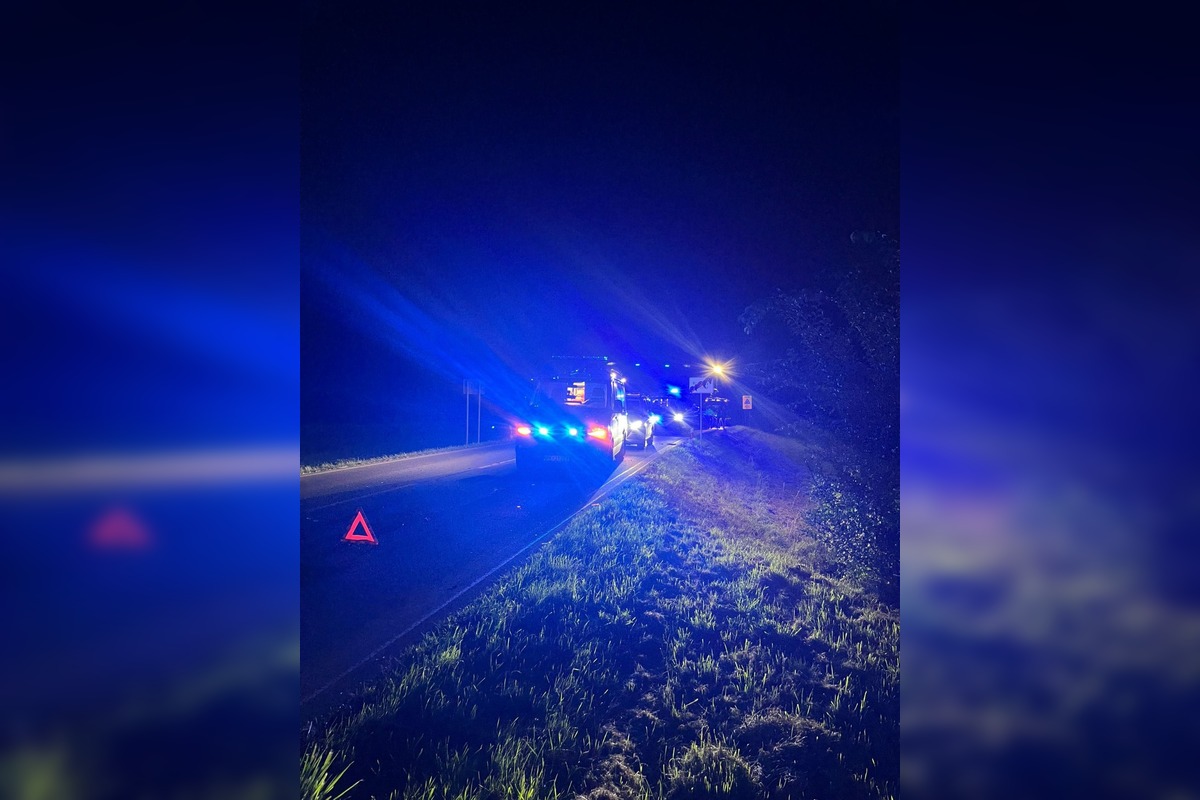 FOTO: Vodička pri Nedožeroch-Brezanoch utrpela zranenia po zrážke dvoch áut, pomohli jej dobrovoľní hasiči, foto 4
