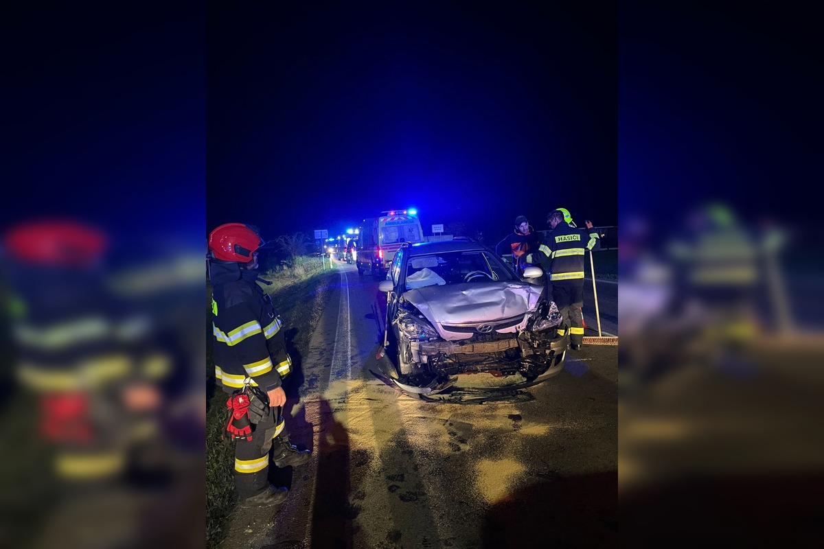 FOTO: Vodička pri Nedožeroch-Brezanoch utrpela zranenia po zrážke dvoch áut, pomohli jej dobrovoľní hasiči, foto 5