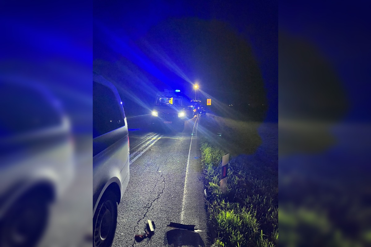 FOTO: Vodička pri Nedožeroch-Brezanoch utrpela zranenia po zrážke dvoch áut, pomohli jej dobrovoľní hasiči, foto 6