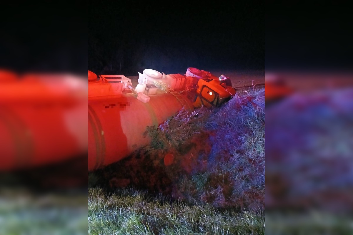 FOTO: Na ceste medzi Skačanmi a Hradišťom havarovala cisterna, ktorá skončila v priekope, foto 1