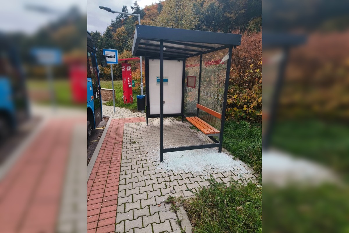 FOTO: Zastávku vo Vyšehradnom niekto rozbil, vedenie obce žiada o informácie, foto 1