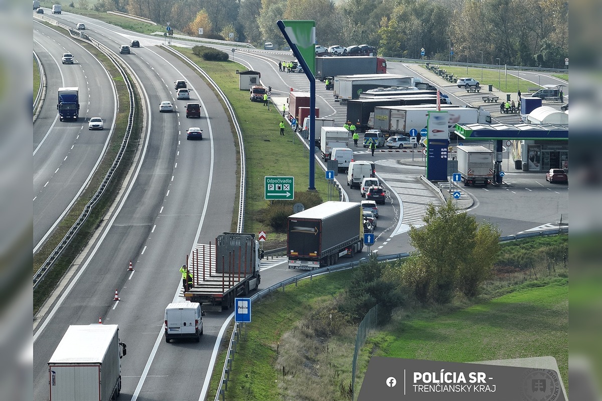 FOTO: Polícia zablokovala odpočívadlo na D1 v Hrádku, prebiehala tam rozsiahla dopravná kontrola s dronom, foto 1