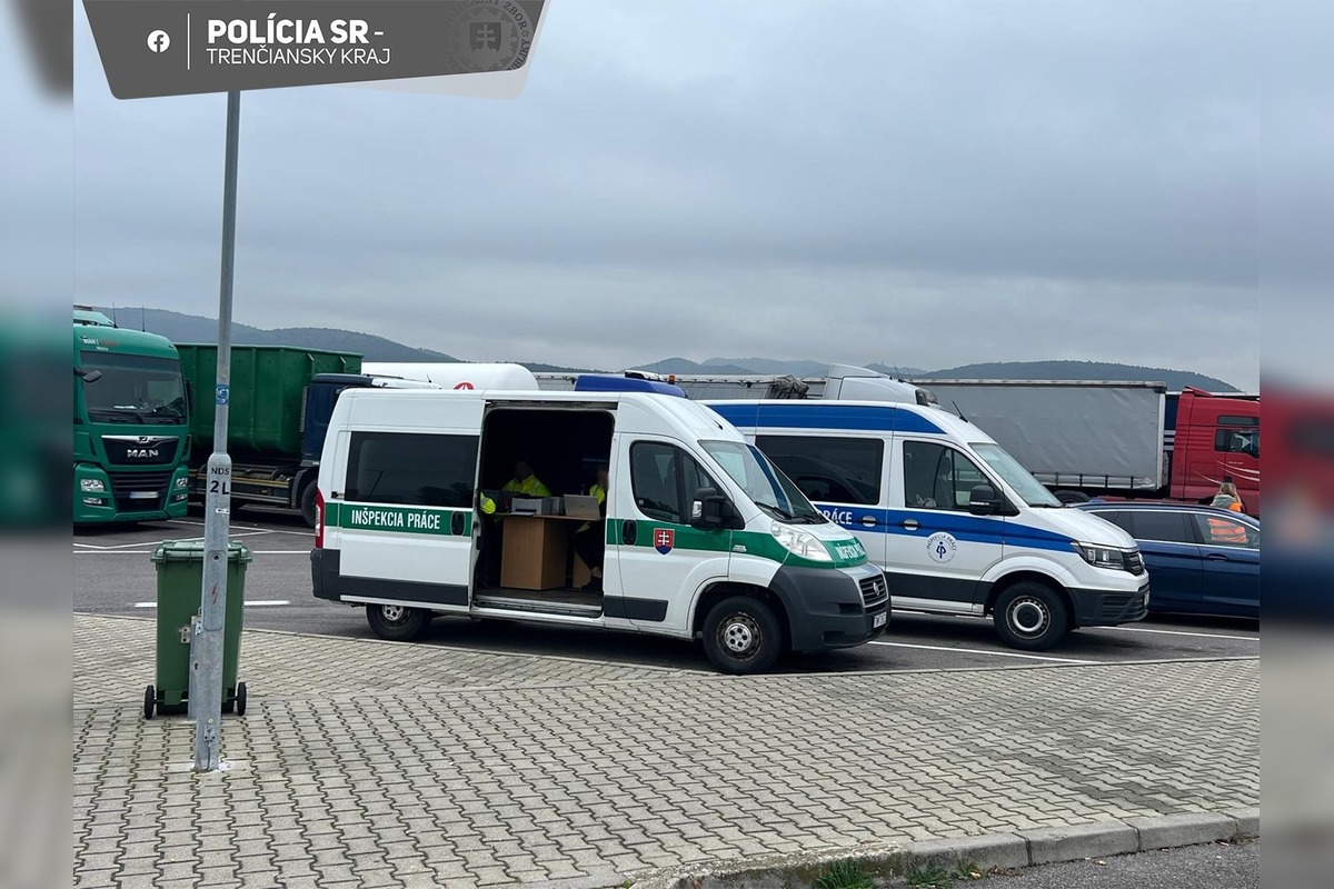 FOTO: Polícia zablokovala odpočívadlo na D1 v Hrádku, prebiehala tam rozsiahla dopravná kontrola s dronom, foto 3