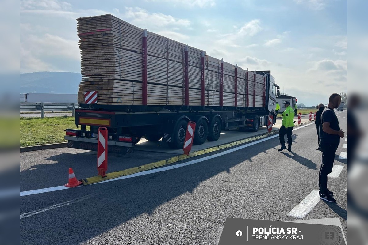 FOTO: Polícia zablokovala odpočívadlo na D1 v Hrádku, prebiehala tam rozsiahla dopravná kontrola s dronom, foto 4