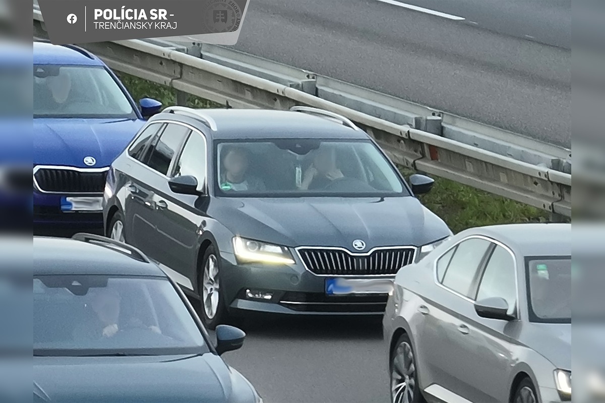 FOTO: Polícia zablokovala odpočívadlo na D1 v Hrádku, prebiehala tam rozsiahla dopravná kontrola s dronom, foto 5