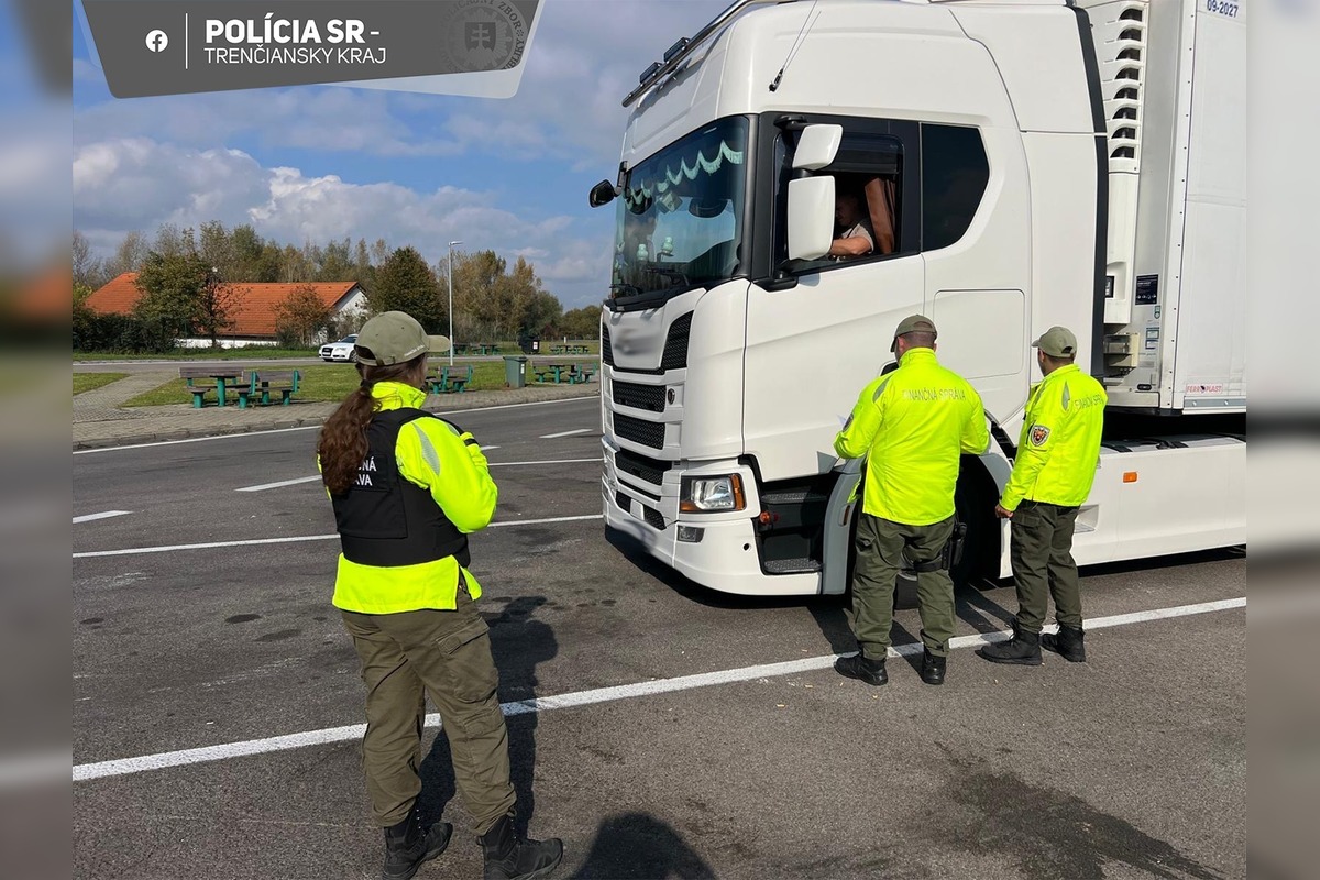 FOTO: Polícia zablokovala odpočívadlo na D1 v Hrádku, prebiehala tam rozsiahla dopravná kontrola s dronom, foto 7
