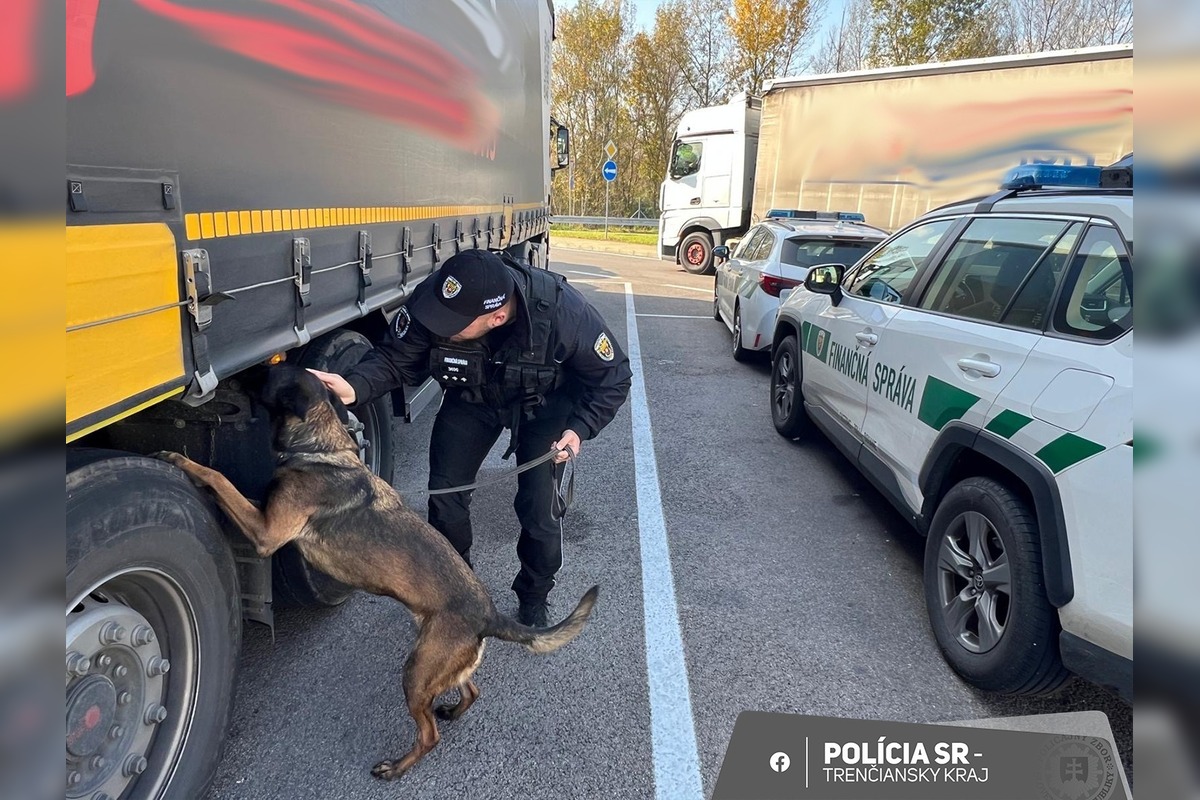 FOTO: Polícia zablokovala odpočívadlo na D1 v Hrádku, prebiehala tam rozsiahla dopravná kontrola s dronom, foto 8