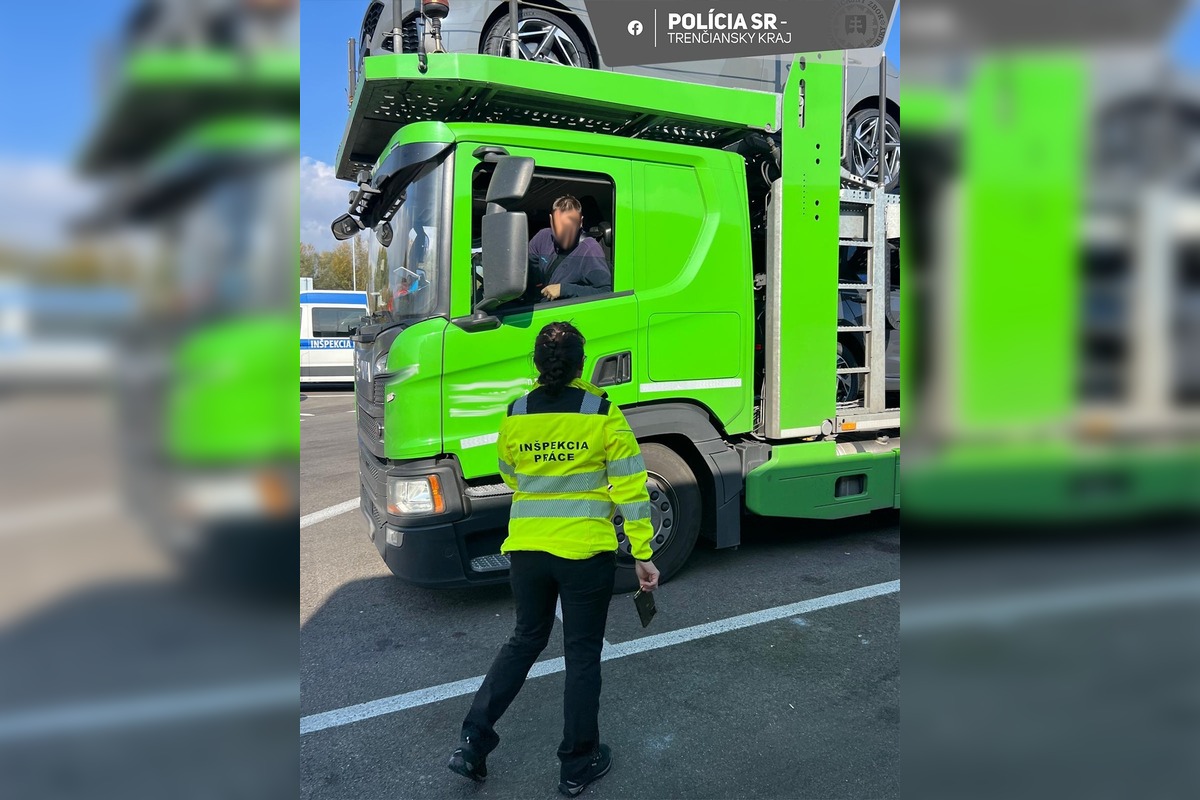 FOTO: Polícia zablokovala odpočívadlo na D1 v Hrádku, prebiehala tam rozsiahla dopravná kontrola s dronom, foto 9