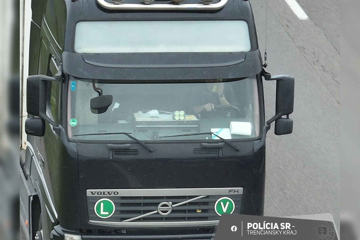 FOTO: Polícia zablokovala odpočívadlo na D1 v Hrádku, prebiehala tam rozsiahla dopravná kontrola s dronom, foto 10