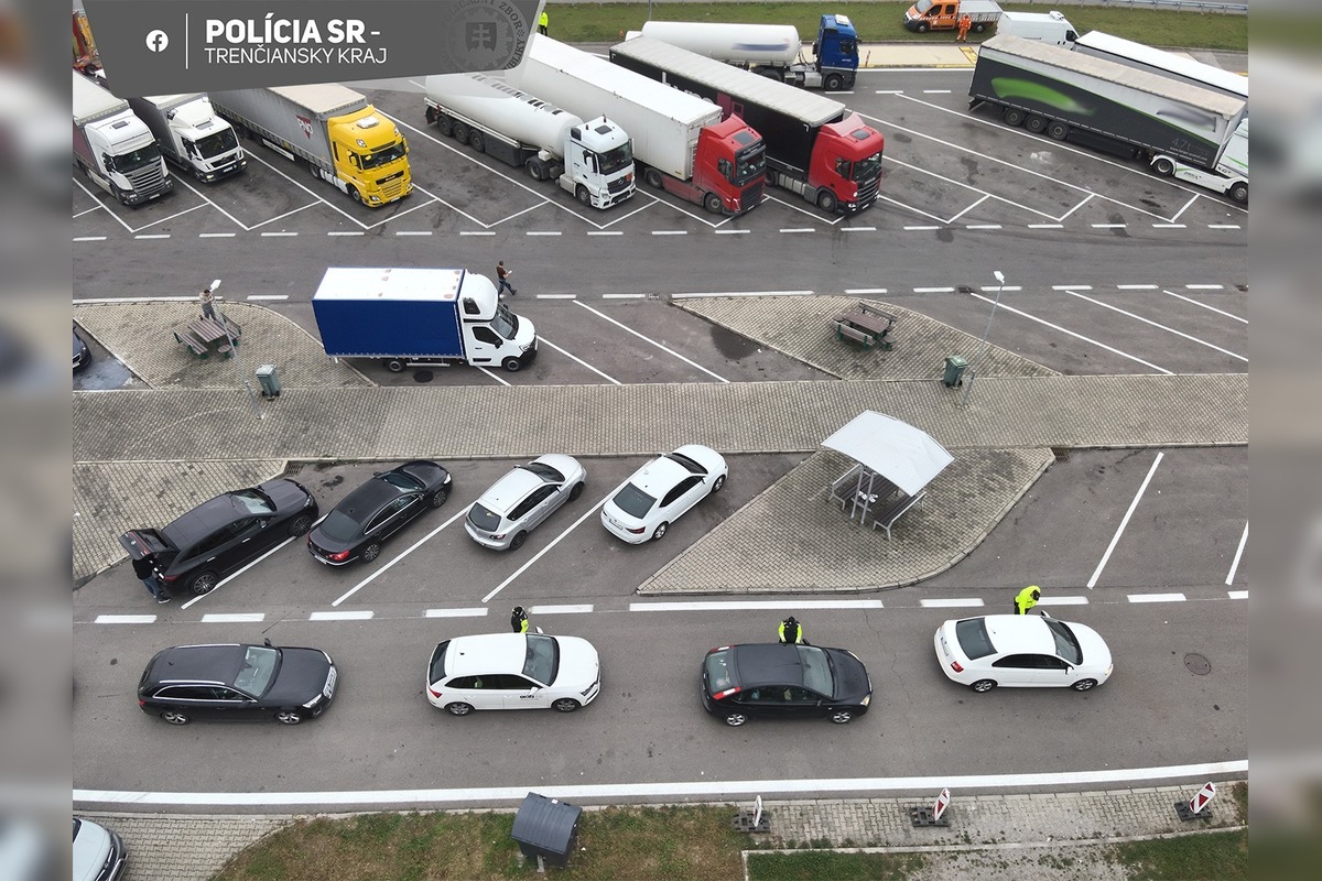 FOTO: Polícia zablokovala odpočívadlo na D1 v Hrádku, prebiehala tam rozsiahla dopravná kontrola s dronom, foto 11