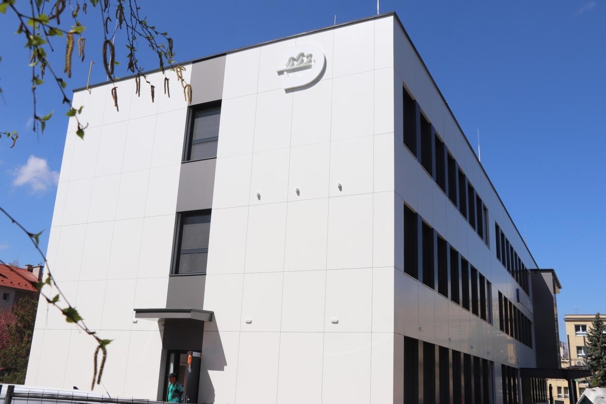 FOTO: Dubnica nad Váhom má zmodernizovaný mestský úrad aj nové ekologické námestie, foto 4